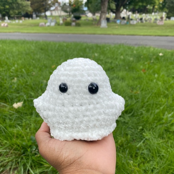 Handmade velvet crochet ghost plushie - Picture 4 of 7